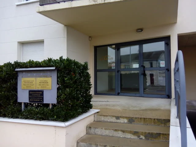 L'entrée de l'immeuble au 291 avenue Félix-Geneslay, avec la plaque du cabinet